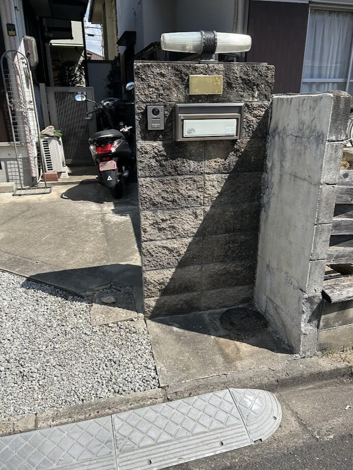 ここの門塀を解体します