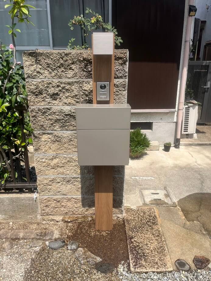 機能門柱は、木調のデザインで外構全体にやわらかさを添えてくれています