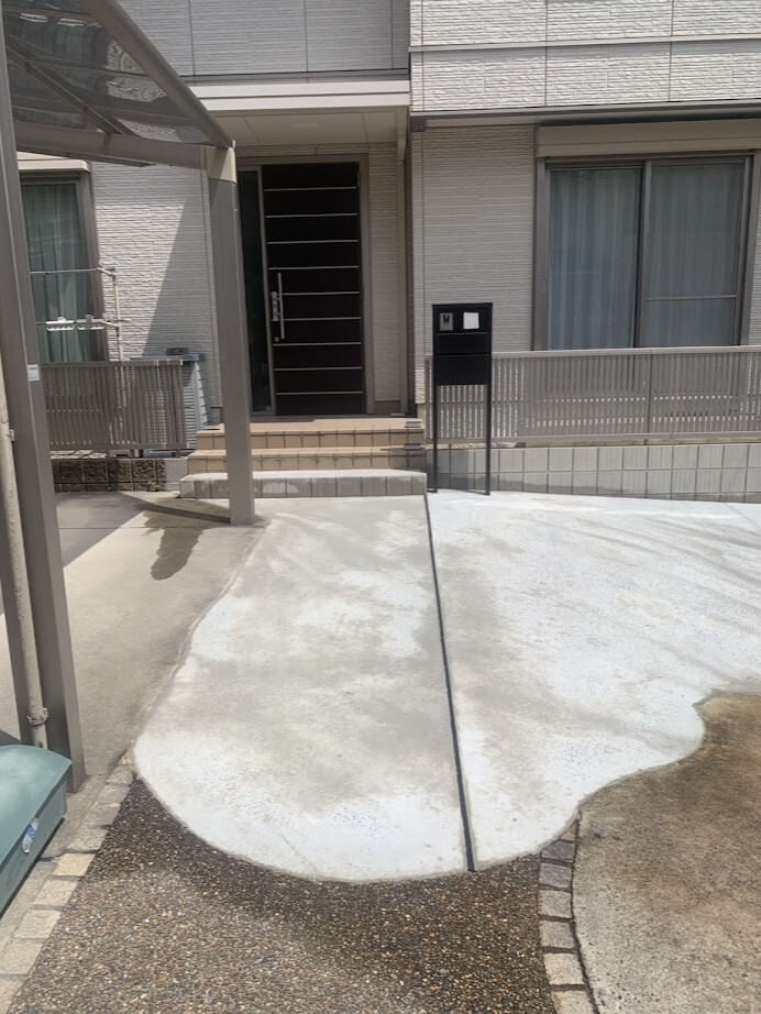 伸縮目地を2本設けました