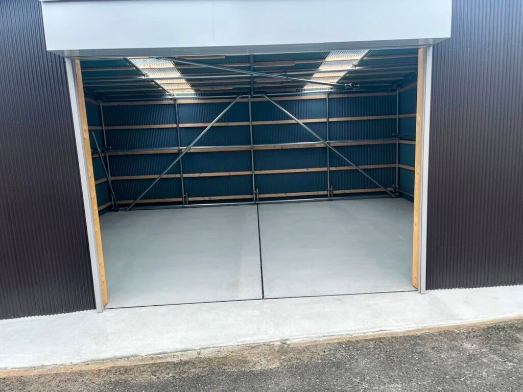 納屋に土間コンクリートを打設