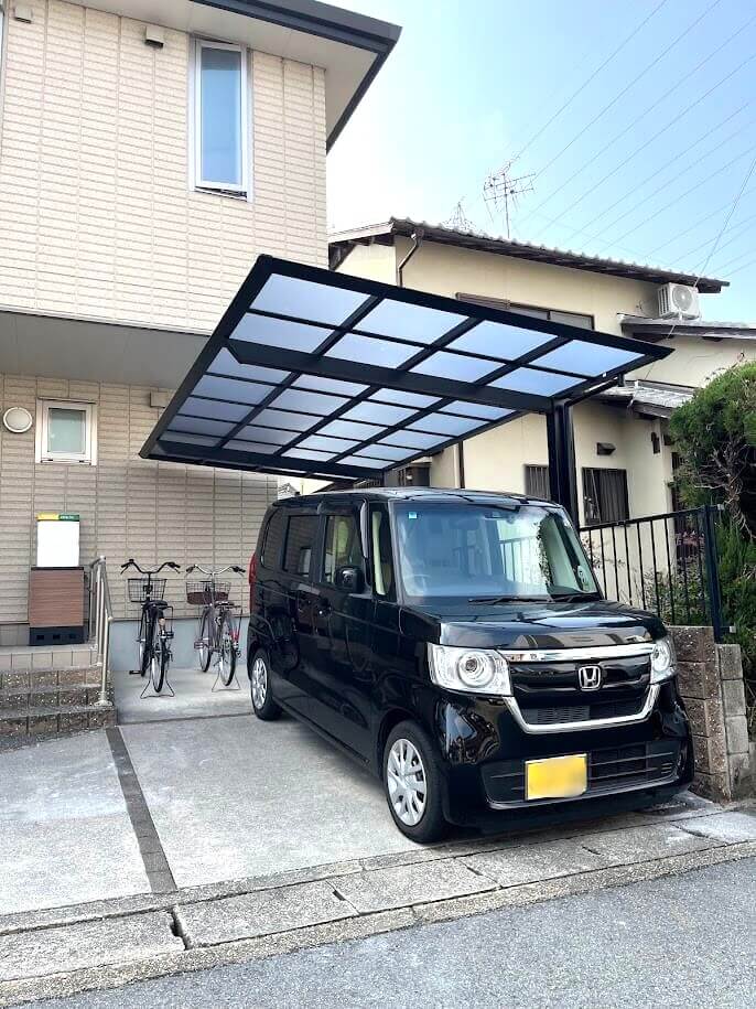 黒の骨組みが美しいフラットタイプのカーポート