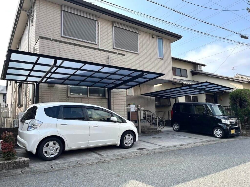2世帯住宅に設置した2台のカーポート