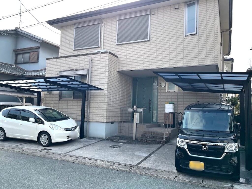 2世帯住宅に設置した2台のカーポート