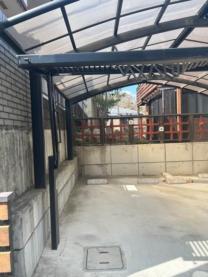 車が突っ込み桟が曲がったアップゲートの写真