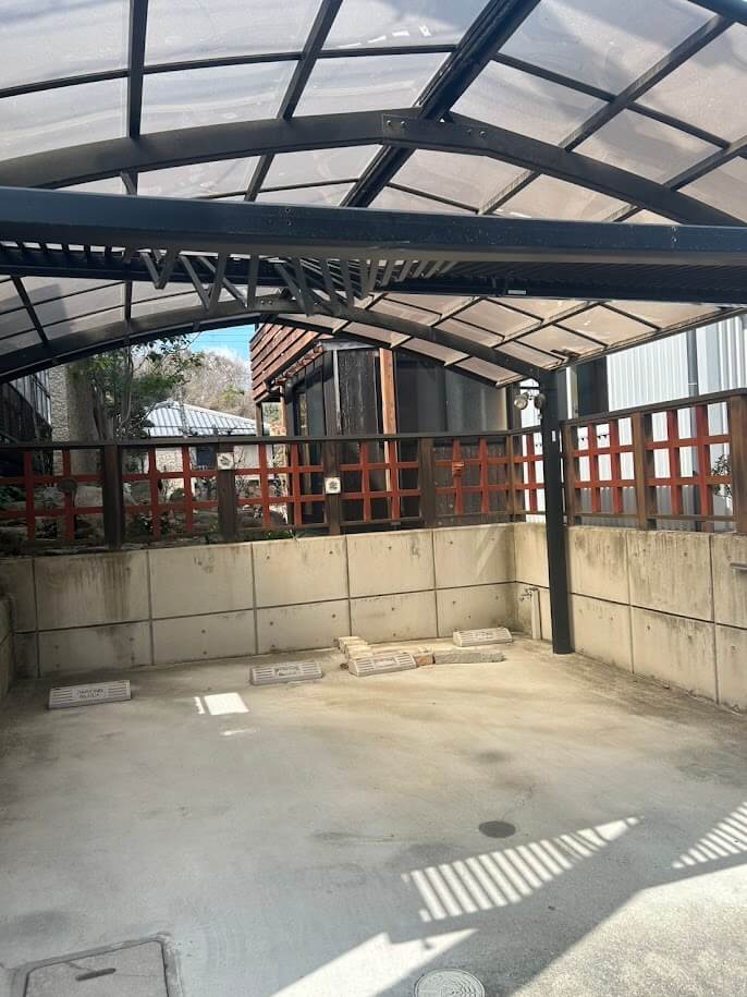 車が突っ込み桟が曲がったアップゲートの写真