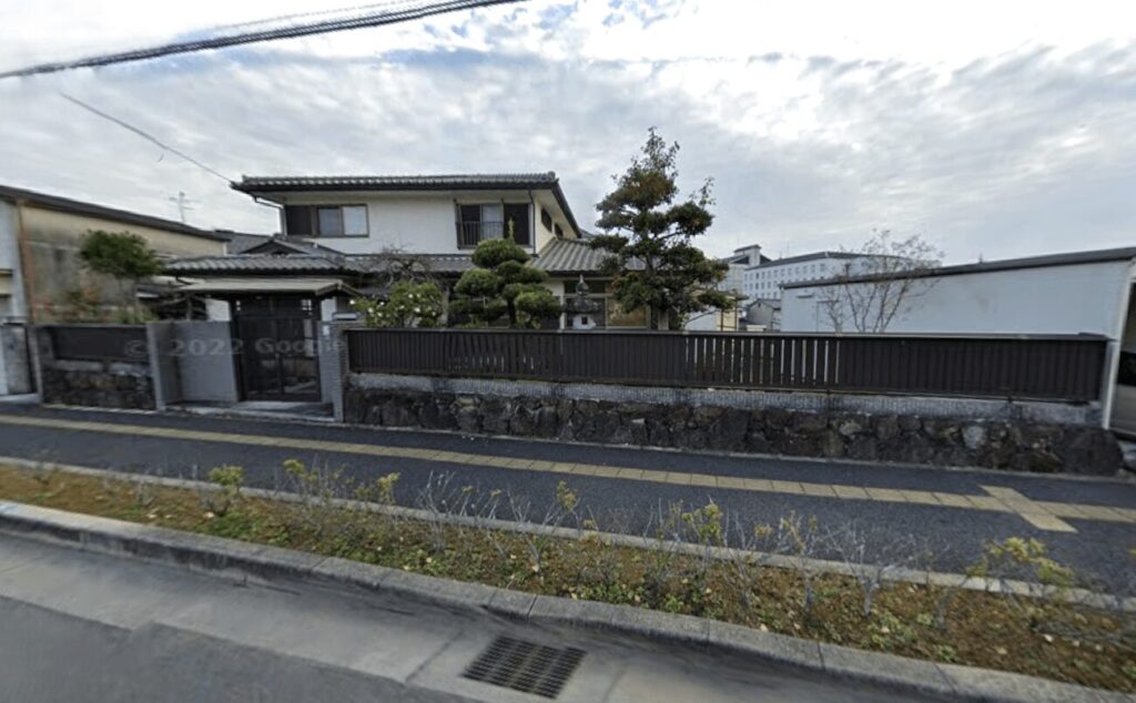 施工前のクローズ外構の住宅の写真