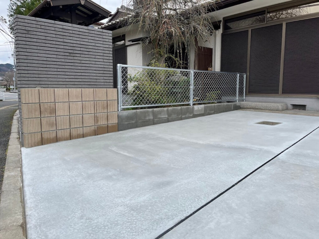 玄関アプローチと駐車場を仕切るフェンス