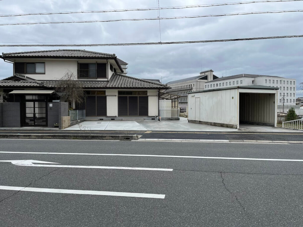 完成したオープン外構の住宅の写真