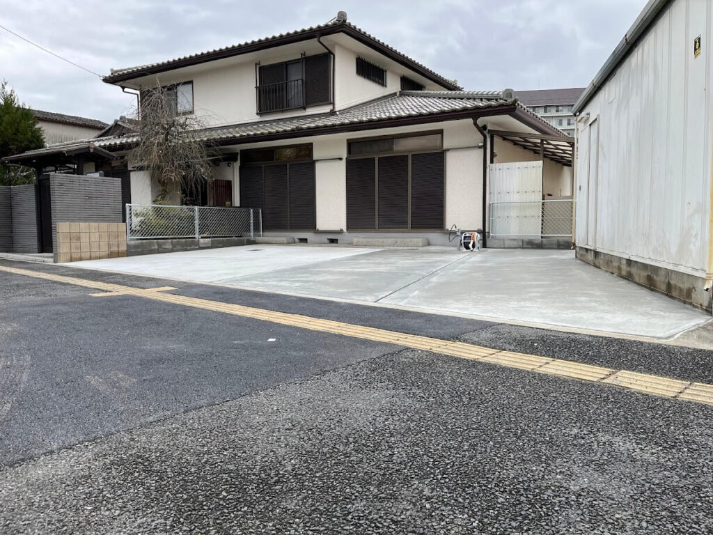 施工後のオープン外構の住宅の写真