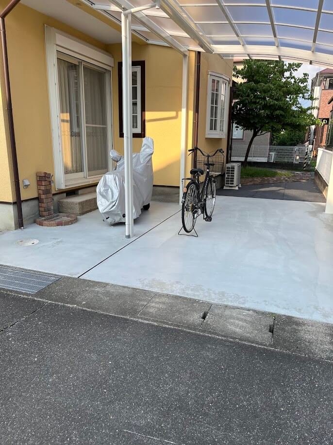 足元は土間コンクリートを施工