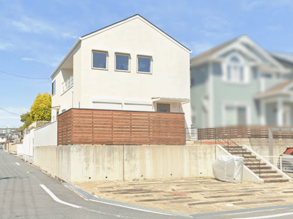 施工前の人工枕木とヒメイワダレ草を組み合わせた、やわらかくナチュラルな雰囲気の駐車スペース