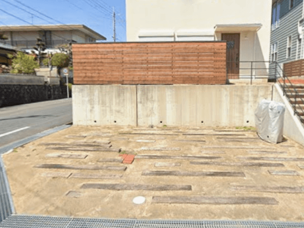 施工前の人工枕木とヒメイワダレ草を組み合わせた、やわらかくナチュラルな雰囲気の駐車スペース