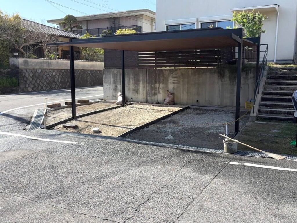 土間コンクリート施工の前に、カーポートFⅡを設置した写真