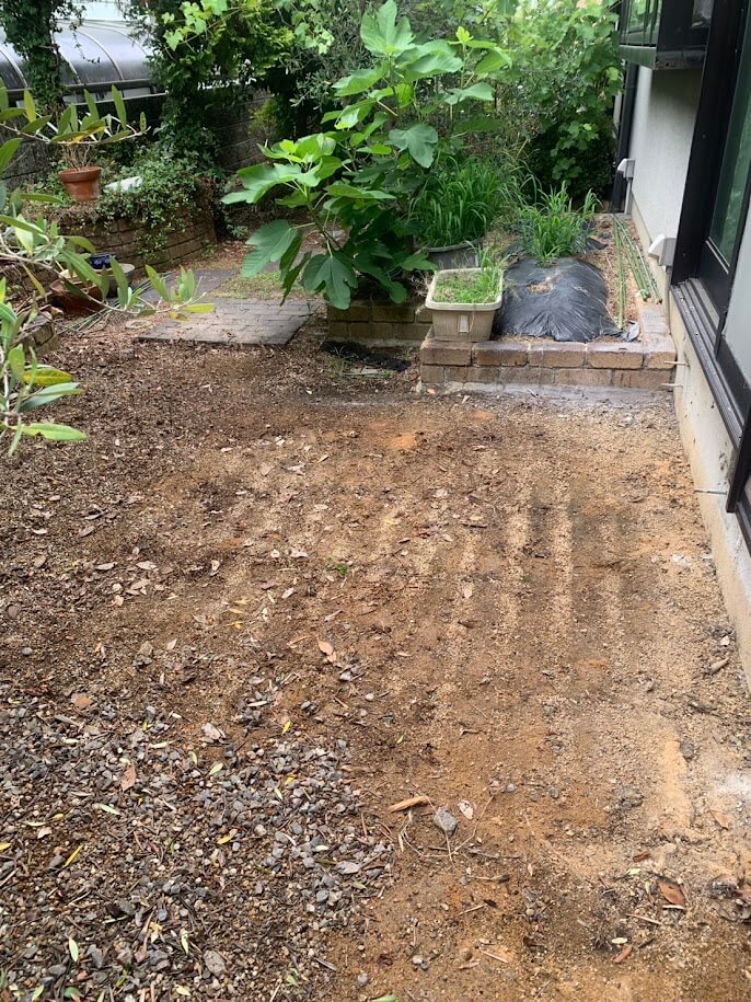 デッキをすべて撤去し、更地へ