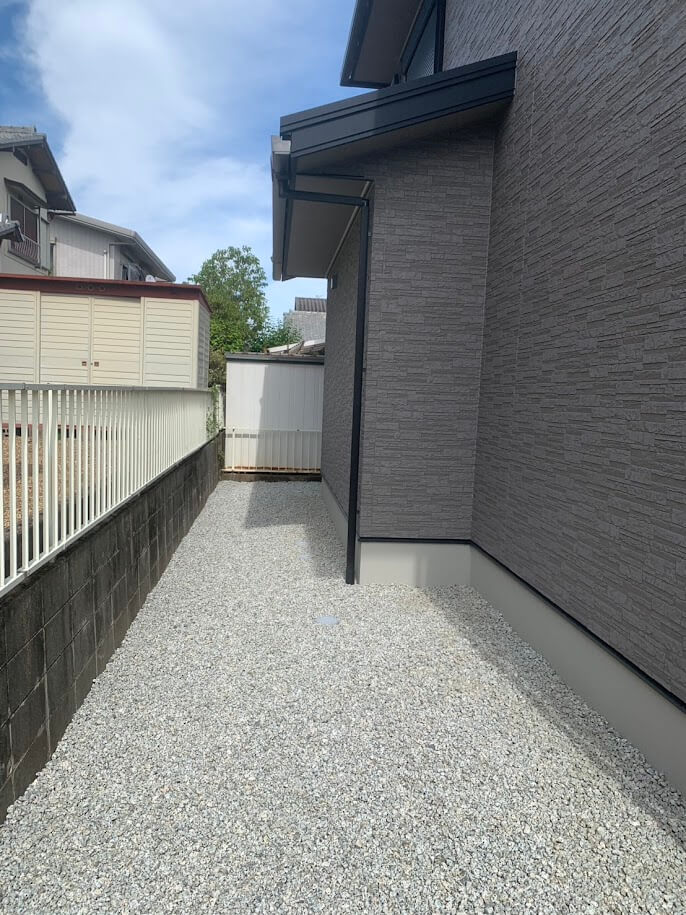 敷地内の雑草対策として防草シートと砂利敷きを行いました