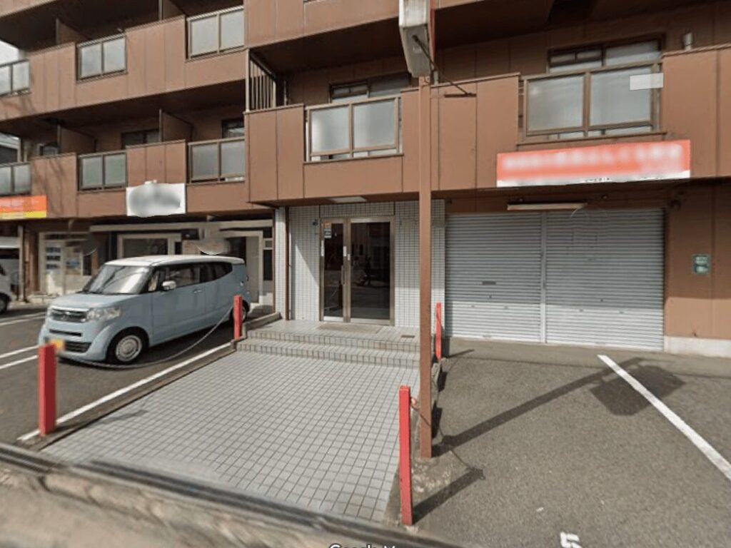 施工前のビルのアプローチの写真
