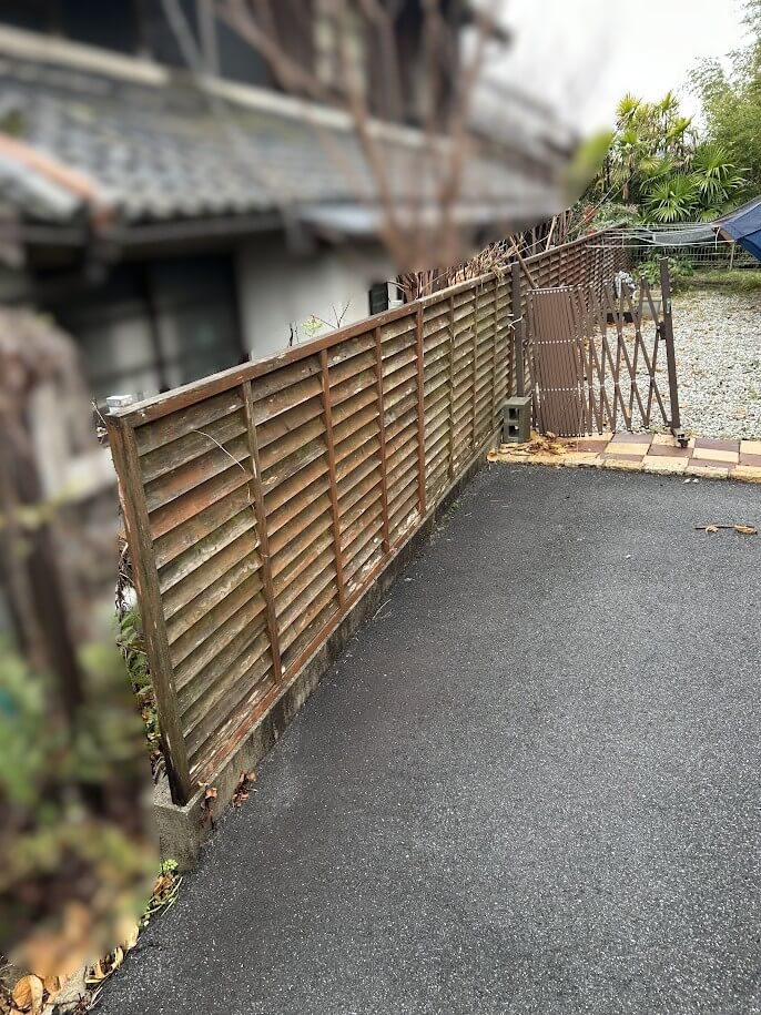 傷みが進んだ木製フェンス