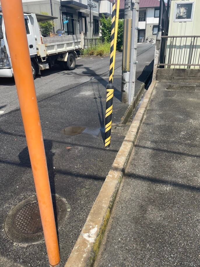 朽ちたブロック塀を解体した写真