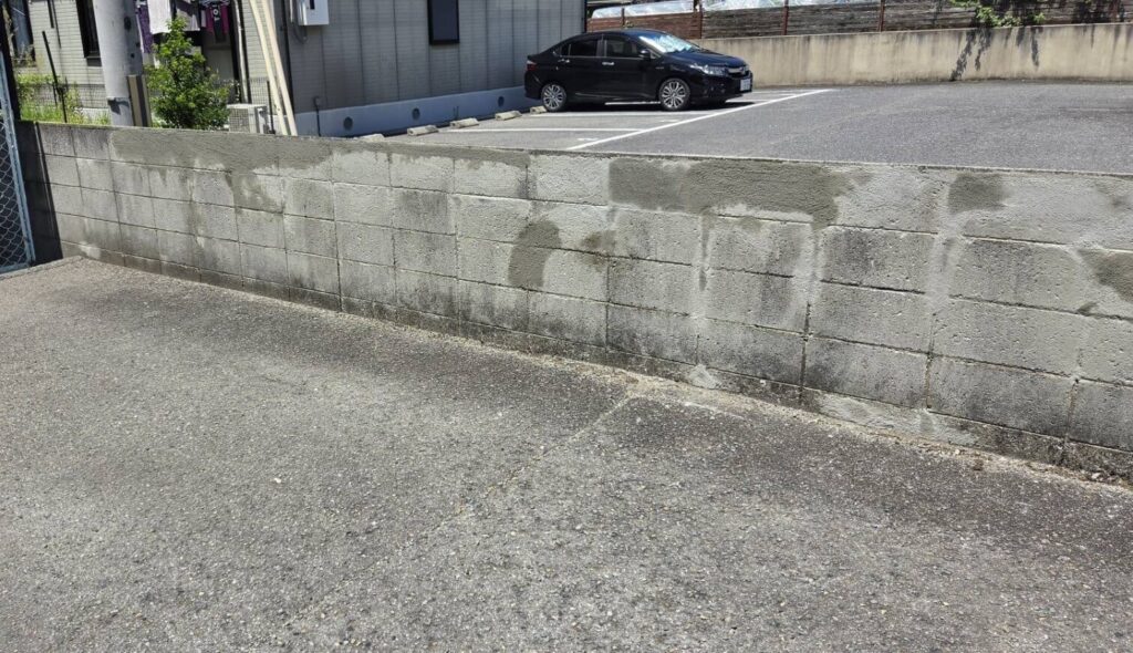 傷んだブロック塀を補修した写真