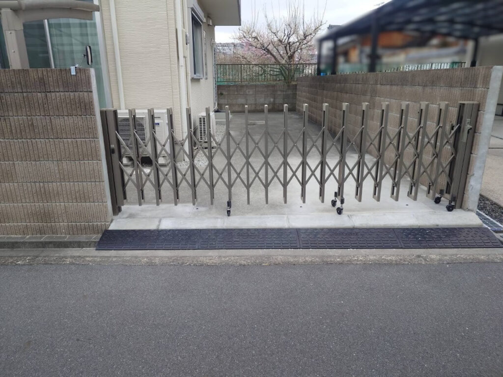 ブロック塀を解体し、駐車スペースが完成