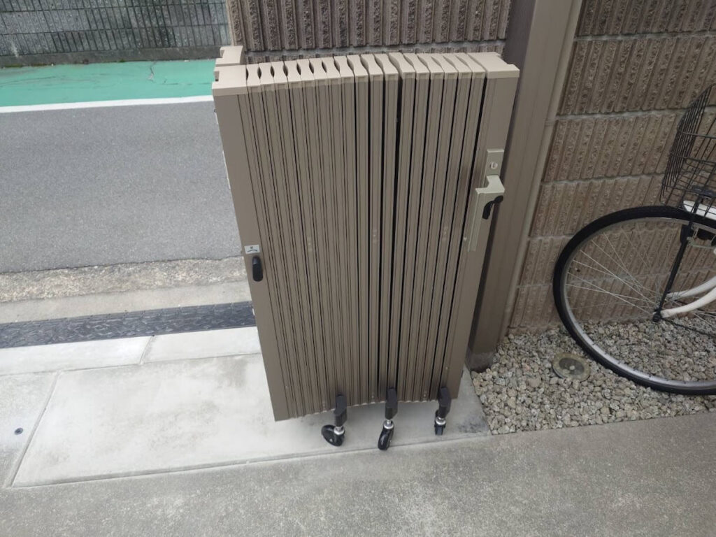伸縮ゲートを畳んだ様子