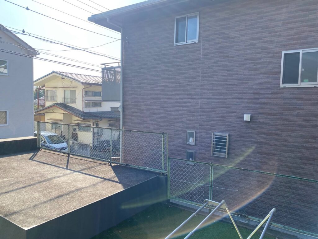 緑のネットフェンスが残る境界