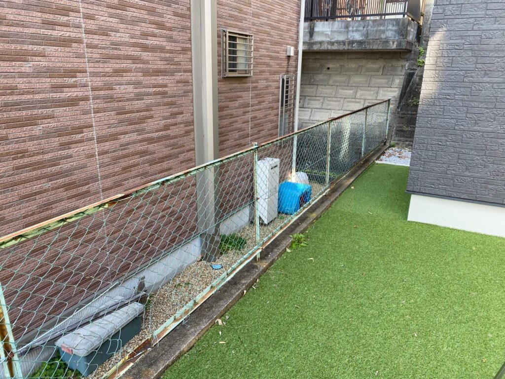 緑のネットフェンスが残る境界